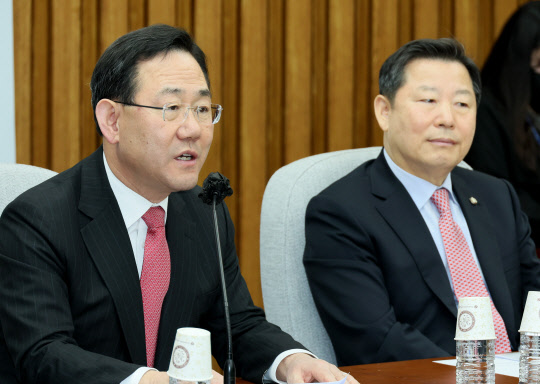 주호영 국민의힘 원내대표가 14일 오전 국회에서 열린 당 원내대책회의에서 발언하고 있다. 오른쪽은 이철규 신임 사무총장.<연합뉴스>